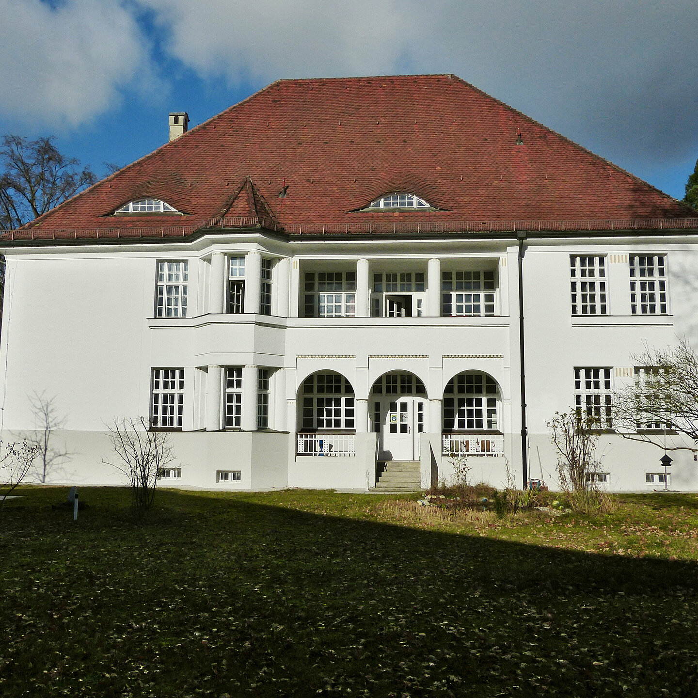 Abgebildet ist das Gebäude des kbo-Sozialpsychiatrisches-Zentrums (Außenansicht).