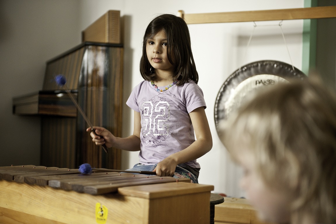 Sozialpädiatrie Mädchen bei der Musiktherapie